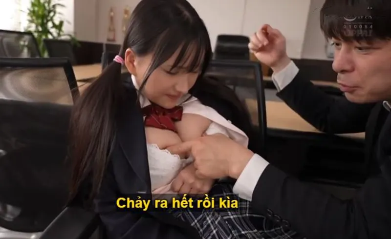 Ba năm trời, thầy giáo rèn luyện cô học trò ngực khủng thành “ bình chứa tinh”